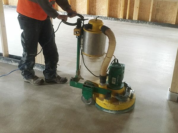 Liquid floor screeding