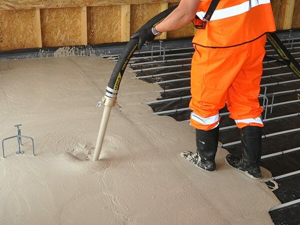 Liquid floor screeding